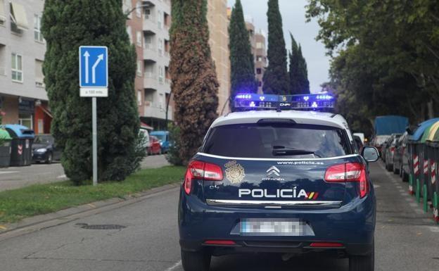 Cuatro policías heridos cuando auxiliaban a una mujer agredida por su pareja