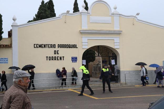 Dispositivo policial en la puerta del cementerio de Torrent. 