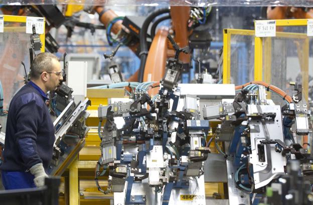 Un trabajador de la factoría de Ford en Almussafes. 