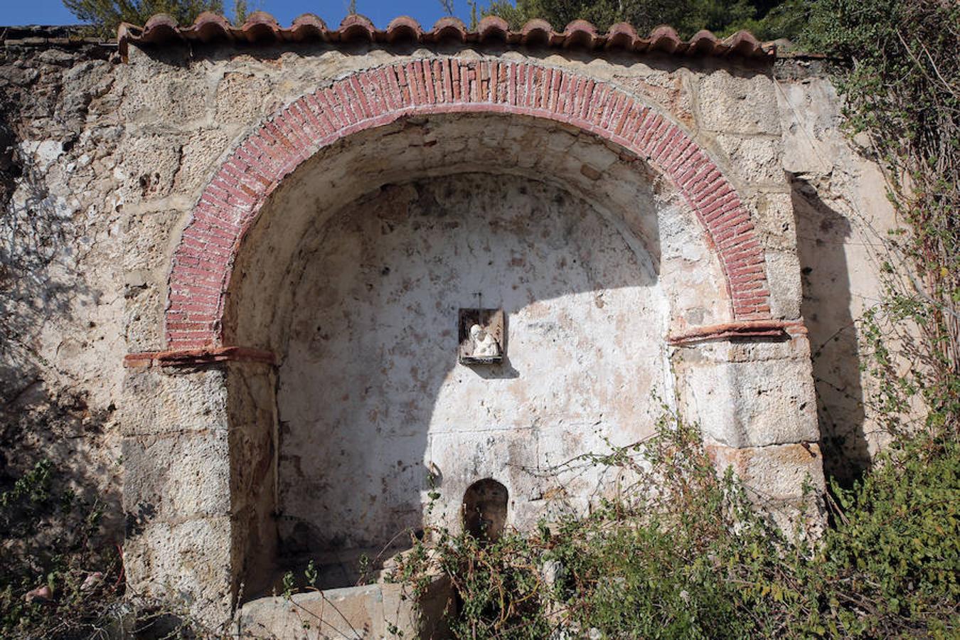 El abandono y olvido protagonizan más de un rincón de la Comunitat Valenciana. Algunos de los puntos donde más se visibiliza la incuria y sus lamentables efectos son las casas, fincas y otra serie de recintos residenciales, en los que a veces incluso quedan trazos de la vida que un día albergaron. Un zapato, una silla, cristales rotos o botellas vacías: crónica trizada que, a ojos observadores, refleja quién vivía ahí y cómo. Aunque no en todos los casos, ni mucho menos. Este es uno de ellos. Su interior no deja más pistas sobre su pasado de las que saben los vecinos de la localidad: ninguna. Poco se conoce sobre esta masía abandonada en las inmediaciones de Segorbe (Castellón) en un estado de abandono del que -sorprendentemente- ni siquiera las leyendas urbanas se han hecho eco. Un desconocimiento evidente del que solo se libra la fecha de su compra: los rumores apuntan a que fue en el año 1743, pero se ignora el resto de su historia hasta día de hoy. Unas ruinas donde el anonimato, paradójicamente, torna el misterio más en curiosidad que en terror.