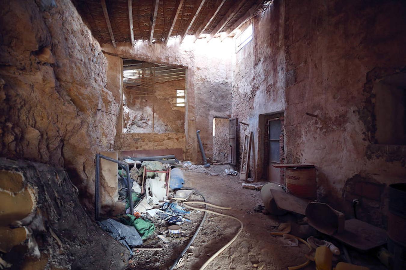 El abandono y olvido protagonizan más de un rincón de la Comunitat Valenciana. Algunos de los puntos donde más se visibiliza la incuria y sus lamentables efectos son las casas, fincas y otra serie de recintos residenciales, en los que a veces incluso quedan trazos de la vida que un día albergaron. Un zapato, una silla, cristales rotos o botellas vacías: crónica trizada que, a ojos observadores, refleja quién vivía ahí y cómo. Aunque no en todos los casos, ni mucho menos. Este es uno de ellos. Su interior no deja más pistas sobre su pasado de las que saben los vecinos de la localidad: ninguna. Poco se conoce sobre esta masía abandonada en las inmediaciones de Segorbe (Castellón) en un estado de abandono del que -sorprendentemente- ni siquiera las leyendas urbanas se han hecho eco. Un desconocimiento evidente del que solo se libra la fecha de su compra: los rumores apuntan a que fue en el año 1743, pero se ignora el resto de su historia hasta día de hoy. Unas ruinas donde el anonimato, paradójicamente, torna el misterio más en curiosidad que en terror.