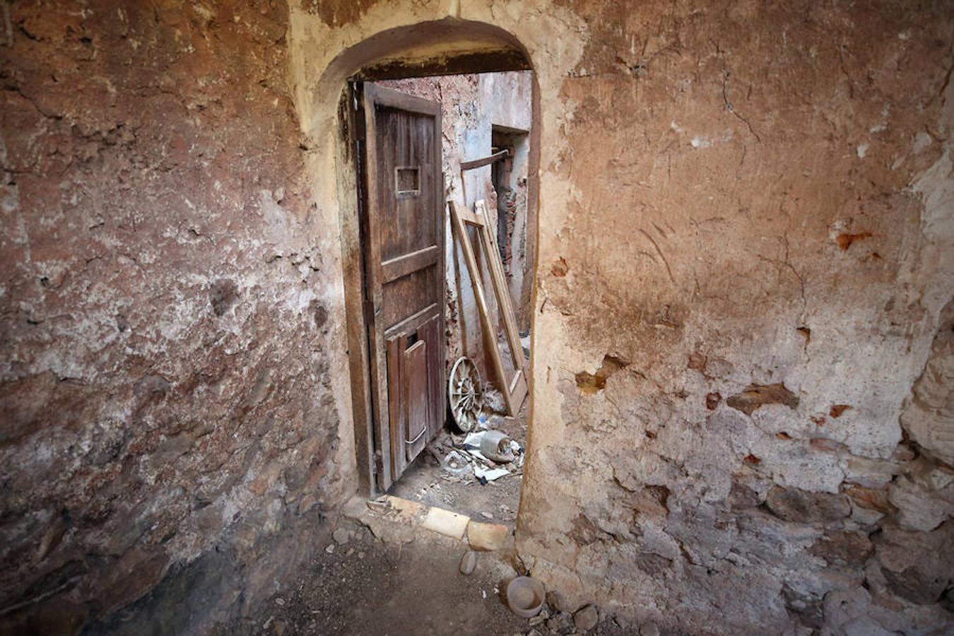 El abandono y olvido protagonizan más de un rincón de la Comunitat Valenciana. Algunos de los puntos donde más se visibiliza la incuria y sus lamentables efectos son las casas, fincas y otra serie de recintos residenciales, en los que a veces incluso quedan trazos de la vida que un día albergaron. Un zapato, una silla, cristales rotos o botellas vacías: crónica trizada que, a ojos observadores, refleja quién vivía ahí y cómo. Aunque no en todos los casos, ni mucho menos. Este es uno de ellos. Su interior no deja más pistas sobre su pasado de las que saben los vecinos de la localidad: ninguna. Poco se conoce sobre esta masía abandonada en las inmediaciones de Segorbe (Castellón) en un estado de abandono del que -sorprendentemente- ni siquiera las leyendas urbanas se han hecho eco. Un desconocimiento evidente del que solo se libra la fecha de su compra: los rumores apuntan a que fue en el año 1743, pero se ignora el resto de su historia hasta día de hoy. Unas ruinas donde el anonimato, paradójicamente, torna el misterio más en curiosidad que en terror.