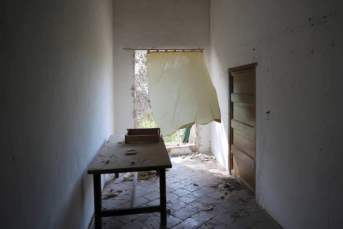 El abandono y olvido protagonizan más de un rincón de la Comunitat Valenciana. Algunos de los puntos donde más se visibiliza la incuria y sus lamentables efectos son las casas, fincas y otra serie de recintos residenciales, en los que a veces incluso quedan trazos de la vida que un día albergaron. Un zapato, una silla, cristales rotos o botellas vacías: crónica trizada que, a ojos observadores, refleja quién vivía ahí y cómo. Aunque no en todos los casos, ni mucho menos. Este es uno de ellos. Su interior no deja más pistas sobre su pasado de las que saben los vecinos de la localidad: ninguna. Poco se conoce sobre esta masía abandonada en las inmediaciones de Segorbe (Castellón) en un estado de abandono del que -sorprendentemente- ni siquiera las leyendas urbanas se han hecho eco. Un desconocimiento evidente del que solo se libra la fecha de su compra: los rumores apuntan a que fue en el año 1743, pero se ignora el resto de su historia hasta día de hoy. Unas ruinas donde el anonimato, paradójicamente, torna el misterio más en curiosidad que en terror.