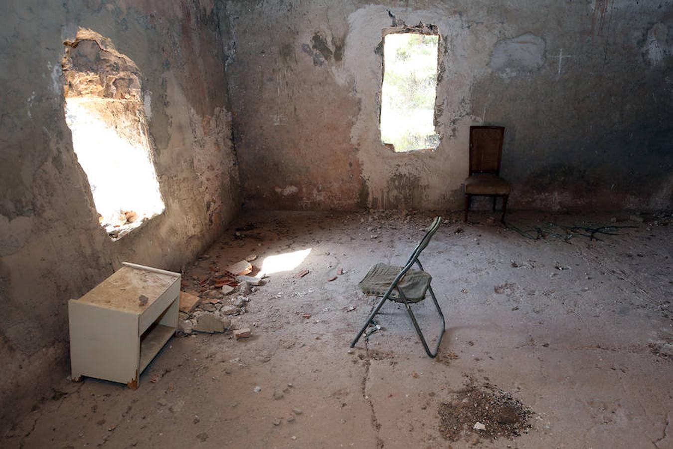 El abandono y olvido protagonizan más de un rincón de la Comunitat Valenciana. Algunos de los puntos donde más se visibiliza la incuria y sus lamentables efectos son las casas, fincas y otra serie de recintos residenciales, en los que a veces incluso quedan trazos de la vida que un día albergaron. Un zapato, una silla, cristales rotos o botellas vacías: crónica trizada que, a ojos observadores, refleja quién vivía ahí y cómo. Aunque no en todos los casos, ni mucho menos. Este es uno de ellos. Su interior no deja más pistas sobre su pasado de las que saben los vecinos de la localidad: ninguna. Poco se conoce sobre esta masía abandonada en las inmediaciones de Segorbe (Castellón) en un estado de abandono del que -sorprendentemente- ni siquiera las leyendas urbanas se han hecho eco. Un desconocimiento evidente del que solo se libra la fecha de su compra: los rumores apuntan a que fue en el año 1743, pero se ignora el resto de su historia hasta día de hoy. Unas ruinas donde el anonimato, paradójicamente, torna el misterio más en curiosidad que en terror.