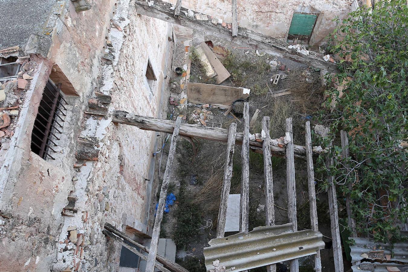 El abandono y olvido protagonizan más de un rincón de la Comunitat Valenciana. Algunos de los puntos donde más se visibiliza la incuria y sus lamentables efectos son las casas, fincas y otra serie de recintos residenciales, en los que a veces incluso quedan trazos de la vida que un día albergaron. Un zapato, una silla, cristales rotos o botellas vacías: crónica trizada que, a ojos observadores, refleja quién vivía ahí y cómo. Aunque no en todos los casos, ni mucho menos. Este es uno de ellos. Su interior no deja más pistas sobre su pasado de las que saben los vecinos de la localidad: ninguna. Poco se conoce sobre esta masía abandonada en las inmediaciones de Segorbe (Castellón) en un estado de abandono del que -sorprendentemente- ni siquiera las leyendas urbanas se han hecho eco. Un desconocimiento evidente del que solo se libra la fecha de su compra: los rumores apuntan a que fue en el año 1743, pero se ignora el resto de su historia hasta día de hoy. Unas ruinas donde el anonimato, paradójicamente, torna el misterio más en curiosidad que en terror.