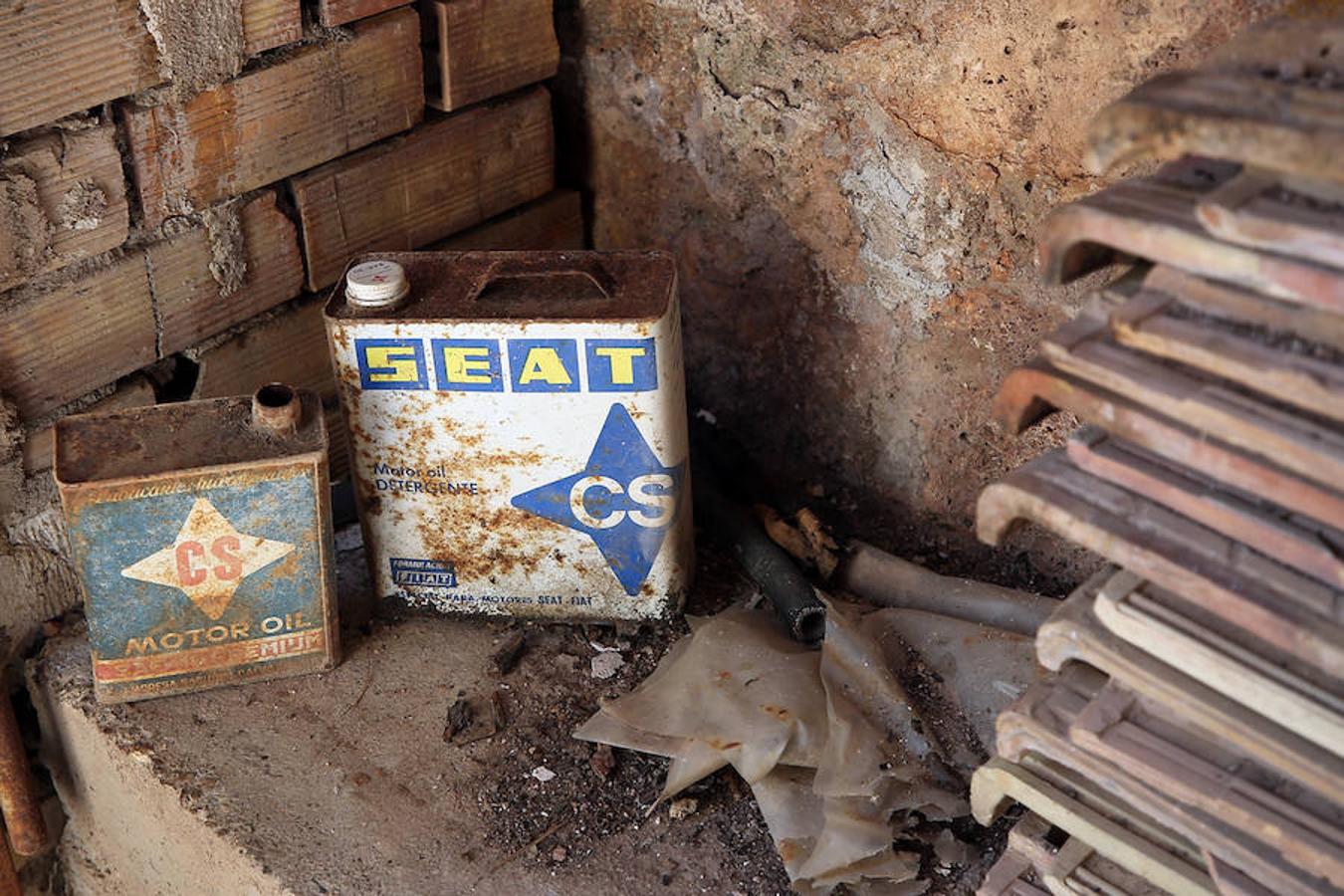 El abandono y olvido protagonizan más de un rincón de la Comunitat Valenciana. Algunos de los puntos donde más se visibiliza la incuria y sus lamentables efectos son las casas, fincas y otra serie de recintos residenciales, en los que a veces incluso quedan trazos de la vida que un día albergaron. Un zapato, una silla, cristales rotos o botellas vacías: crónica trizada que, a ojos observadores, refleja quién vivía ahí y cómo. Aunque no en todos los casos, ni mucho menos. Este es uno de ellos. Su interior no deja más pistas sobre su pasado de las que saben los vecinos de la localidad: ninguna. Poco se conoce sobre esta masía abandonada en las inmediaciones de Segorbe (Castellón) en un estado de abandono del que -sorprendentemente- ni siquiera las leyendas urbanas se han hecho eco. Un desconocimiento evidente del que solo se libra la fecha de su compra: los rumores apuntan a que fue en el año 1743, pero se ignora el resto de su historia hasta día de hoy. Unas ruinas donde el anonimato, paradójicamente, torna el misterio más en curiosidad que en terror.