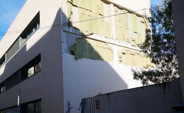 Imagen principal - Un muro de la Escuela de Idiomas de Gandia deja un boquete de más de 10 metros