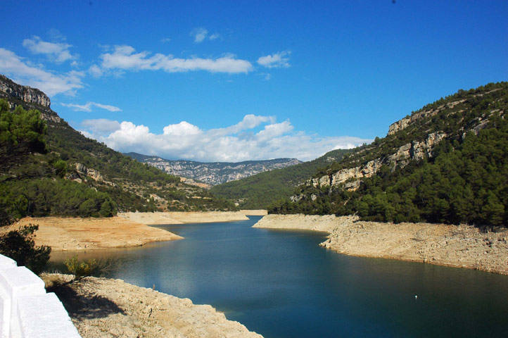 Tinença de Benifassà: El embalse de Ulldecona está situado en el municipio de la Puebla de Benifassà. El embalse está en la confluencia de tres barrancos: el de la Fou, el de Teulatí y el de la Pobla, todos en la cuenca del río Cenia.