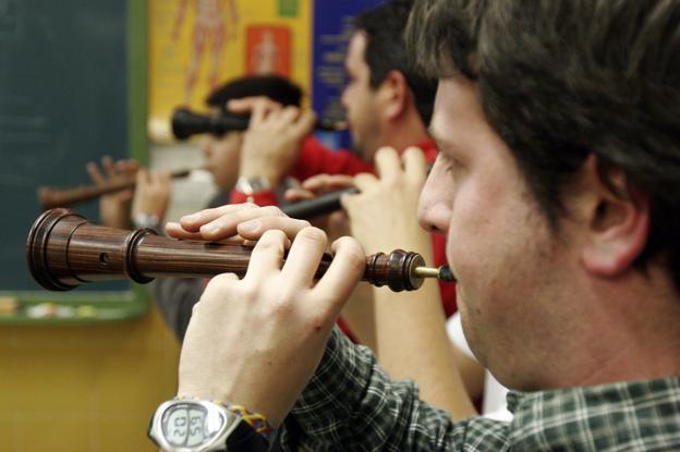 Alumnos durante una clase de dolçaina.