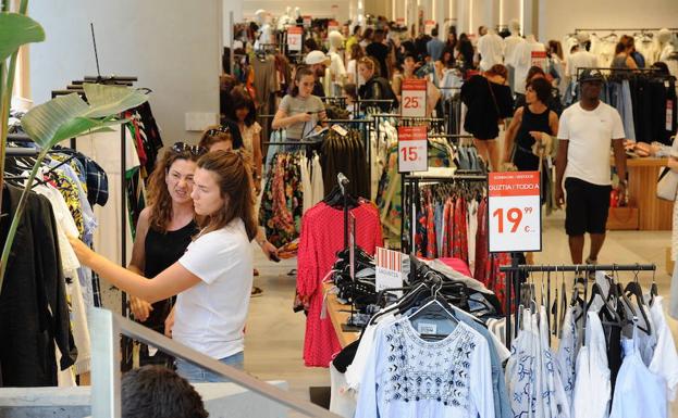 Una tienda de ropa en rebajas.