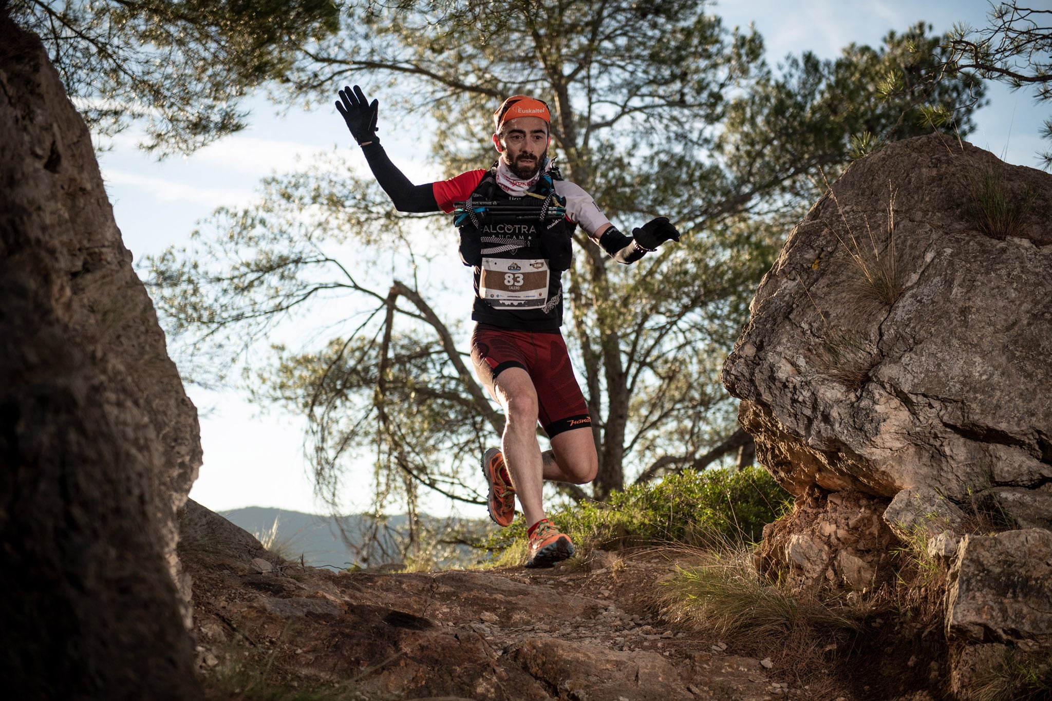 Cientos de corredores y corredoras participan en las carreras de montaña (15K, 30K y 55K) que tienen lugar este fin de semana en Montanejos (Castellón).