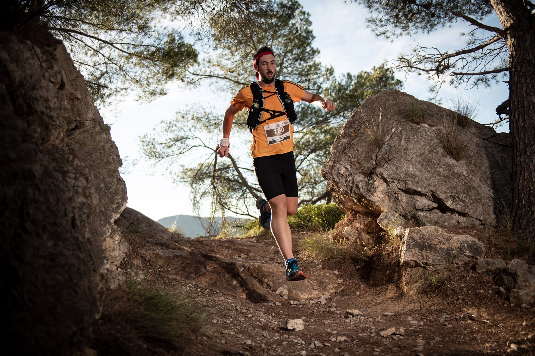 Cientos de corredores y corredoras participan en las carreras de montaña (15K, 30K y 55K) que tienen lugar este fin de semana en Montanejos (Castellón).