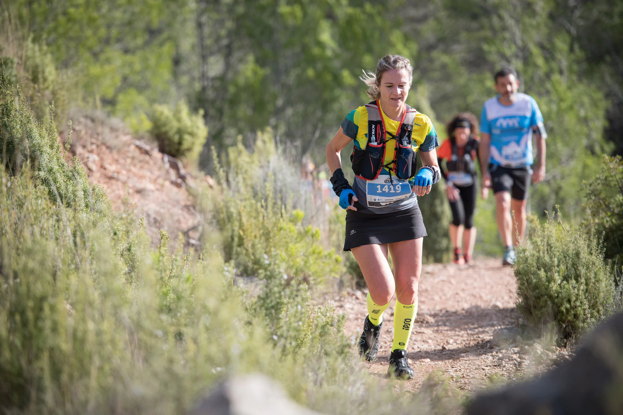 Cientos de corredores y corredoras participan en las carreras de montaña (15K, 30K y 55K) que tienen lugar este fin de semana en Montanejos (Castellón).