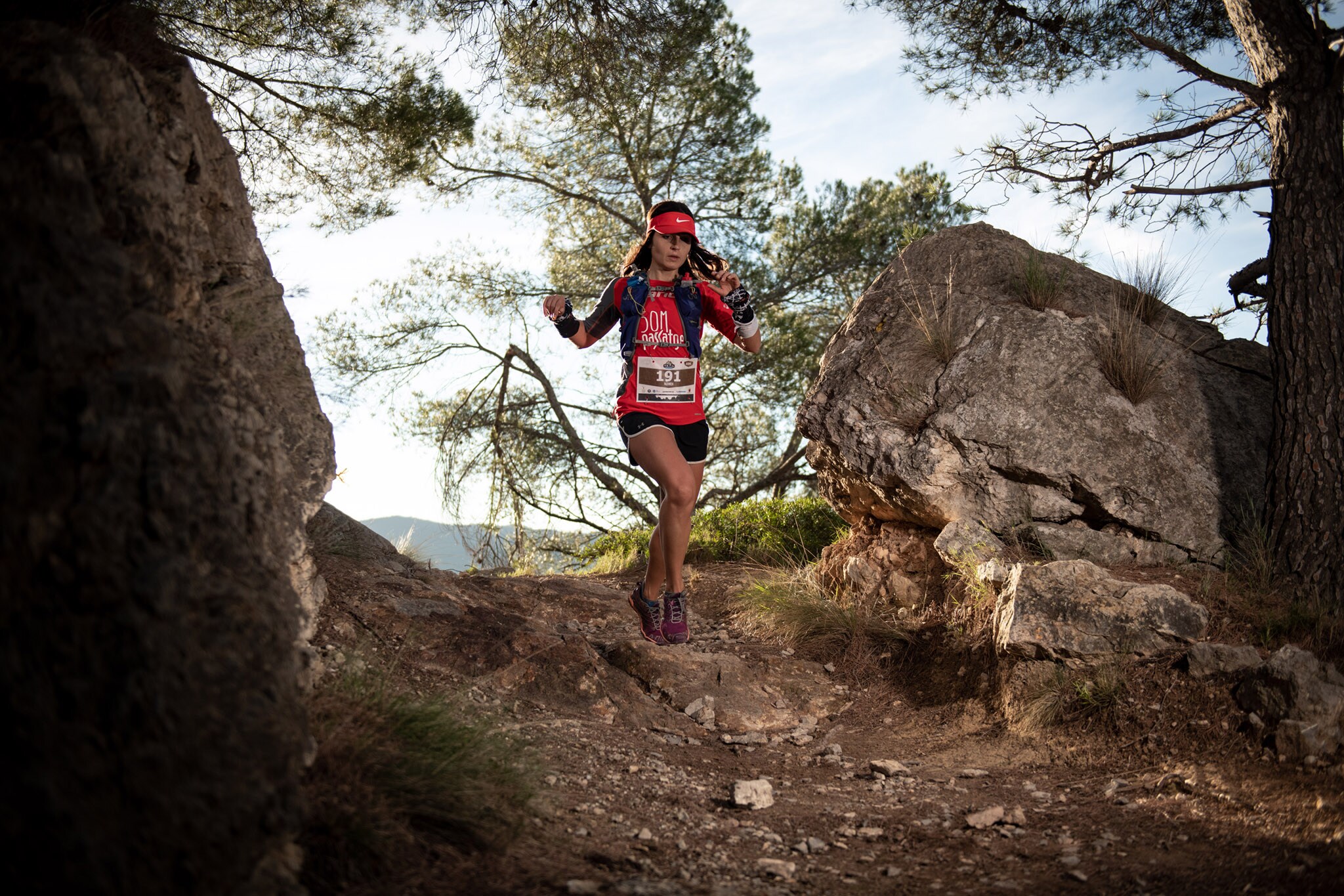 Cientos de corredores y corredoras participan en las carreras de montaña (15K, 30K y 55K) que tienen lugar este fin de semana en Montanejos (Castellón).