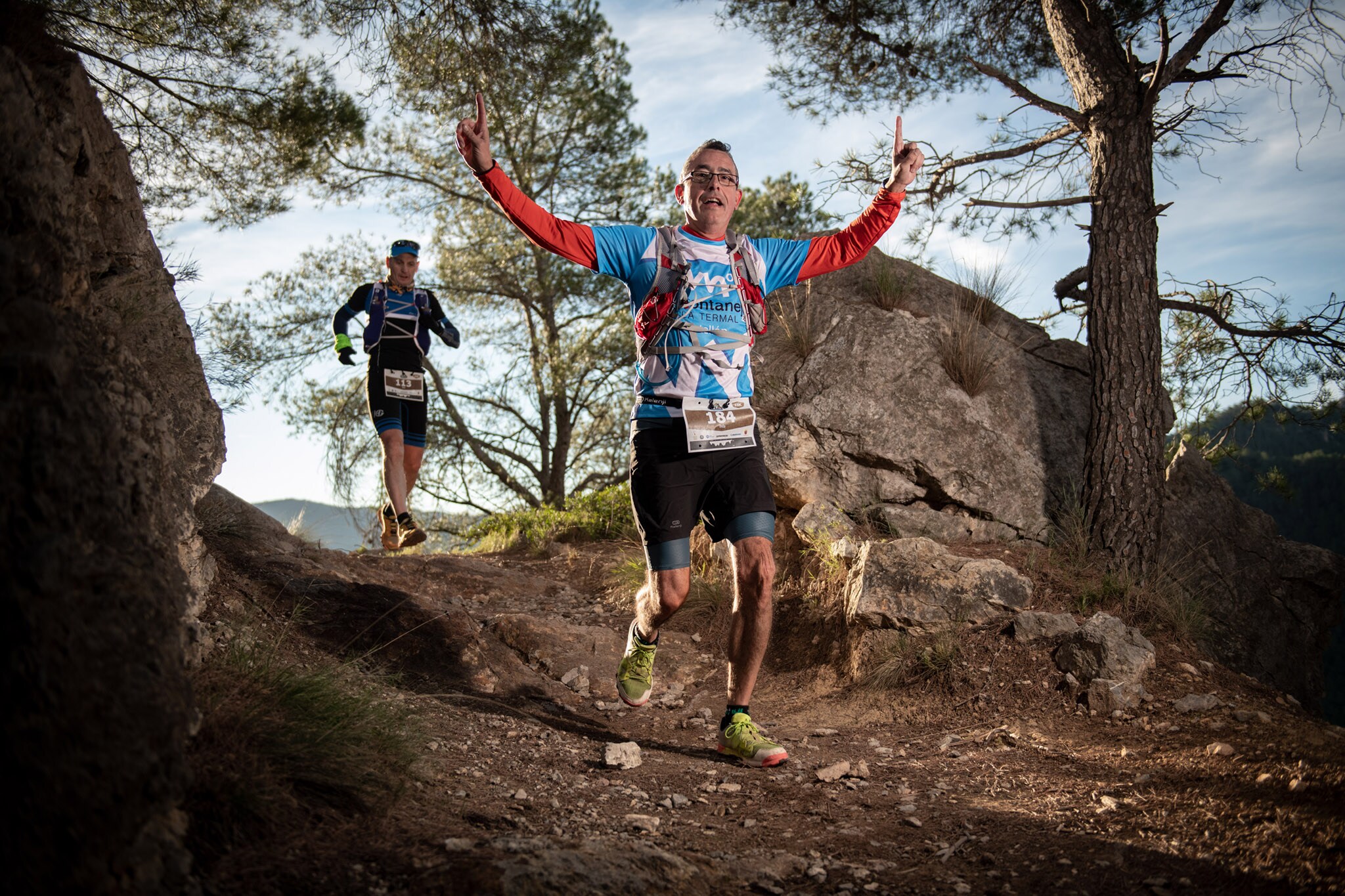 Cientos de corredores y corredoras participan en las carreras de montaña (15K, 30K y 55K) que tienen lugar este fin de semana en Montanejos (Castellón).