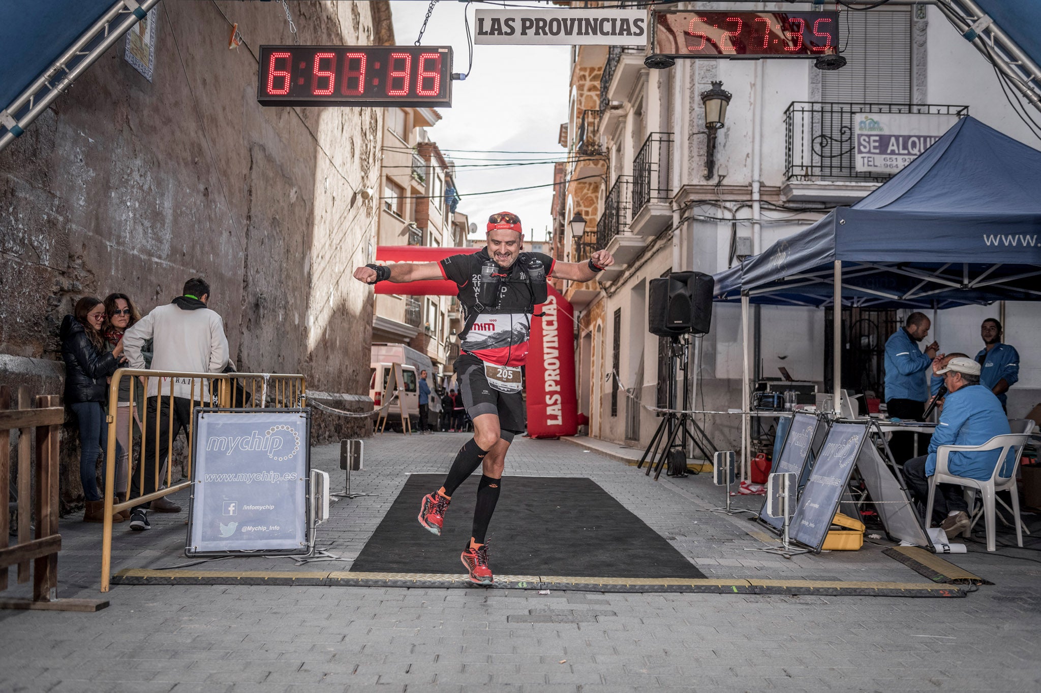 Galería de fotos de la llegada a meta de la carrera de 55 kilómetros del Trail de Montanejos 2018 