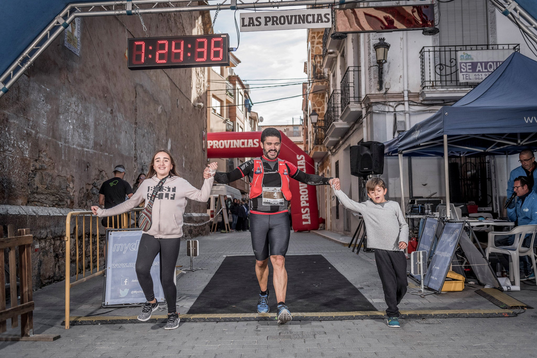 Galería de fotos de la llegada a meta de la carrera de 55 kilómetros del Trail de Montanejos 2018 