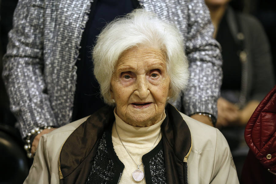 Una veintena de valencianos centenarios han acudido al Ayuntamiento para recibir un homenaje por haber alcanzado esa edad. Arropados por familiares y gracias a su apoyo, estos 21 vecinos de la ciudad han podido subir hasta el Salón de Cristal, para asistir al acto enmarcado en la Semana del Mayor de Valencia. 