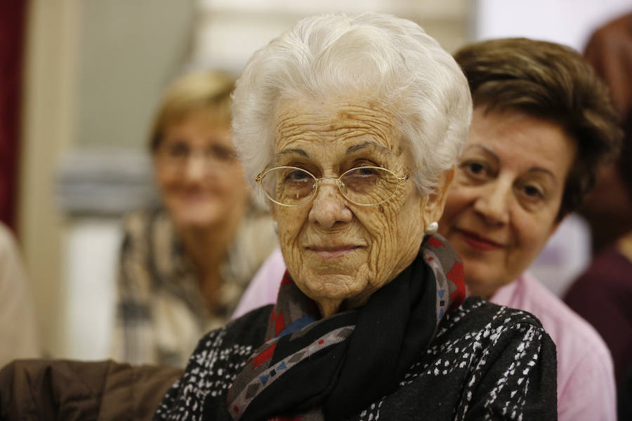 Una veintena de valencianos centenarios han acudido al Ayuntamiento para recibir un homenaje por haber alcanzado esa edad. Arropados por familiares y gracias a su apoyo, estos 21 vecinos de la ciudad han podido subir hasta el Salón de Cristal, para asistir al acto enmarcado en la Semana del Mayor de Valencia. 