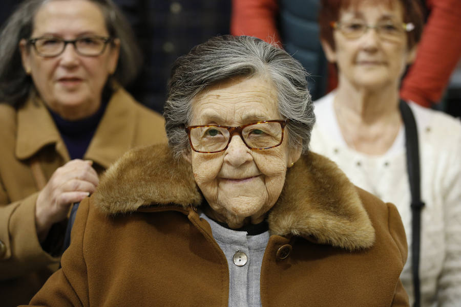 Una veintena de valencianos centenarios han acudido al Ayuntamiento para recibir un homenaje por haber alcanzado esa edad. Arropados por familiares y gracias a su apoyo, estos 21 vecinos de la ciudad han podido subir hasta el Salón de Cristal, para asistir al acto enmarcado en la Semana del Mayor de Valencia. 