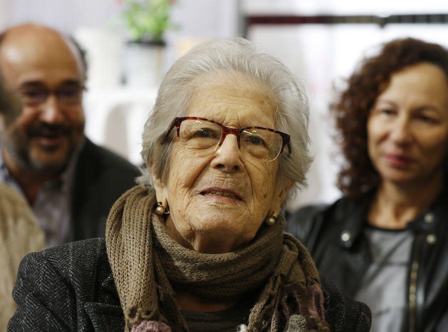 Una veintena de valencianos centenarios han acudido al Ayuntamiento para recibir un homenaje por haber alcanzado esa edad. Arropados por familiares y gracias a su apoyo, estos 21 vecinos de la ciudad han podido subir hasta el Salón de Cristal, para asistir al acto enmarcado en la Semana del Mayor de Valencia. 