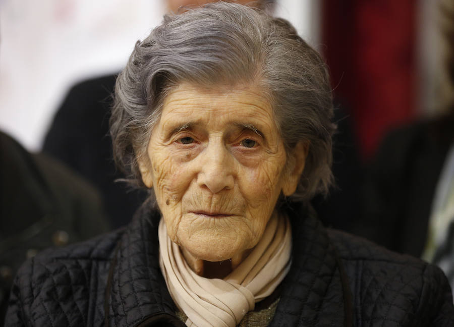 Una veintena de valencianos centenarios han acudido al Ayuntamiento para recibir un homenaje por haber alcanzado esa edad. Arropados por familiares y gracias a su apoyo, estos 21 vecinos de la ciudad han podido subir hasta el Salón de Cristal, para asistir al acto enmarcado en la Semana del Mayor de Valencia. 