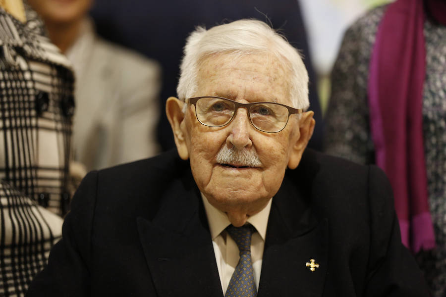 Una veintena de valencianos centenarios han acudido al Ayuntamiento para recibir un homenaje por haber alcanzado esa edad. Arropados por familiares y gracias a su apoyo, estos 21 vecinos de la ciudad han podido subir hasta el Salón de Cristal, para asistir al acto enmarcado en la Semana del Mayor de Valencia. 