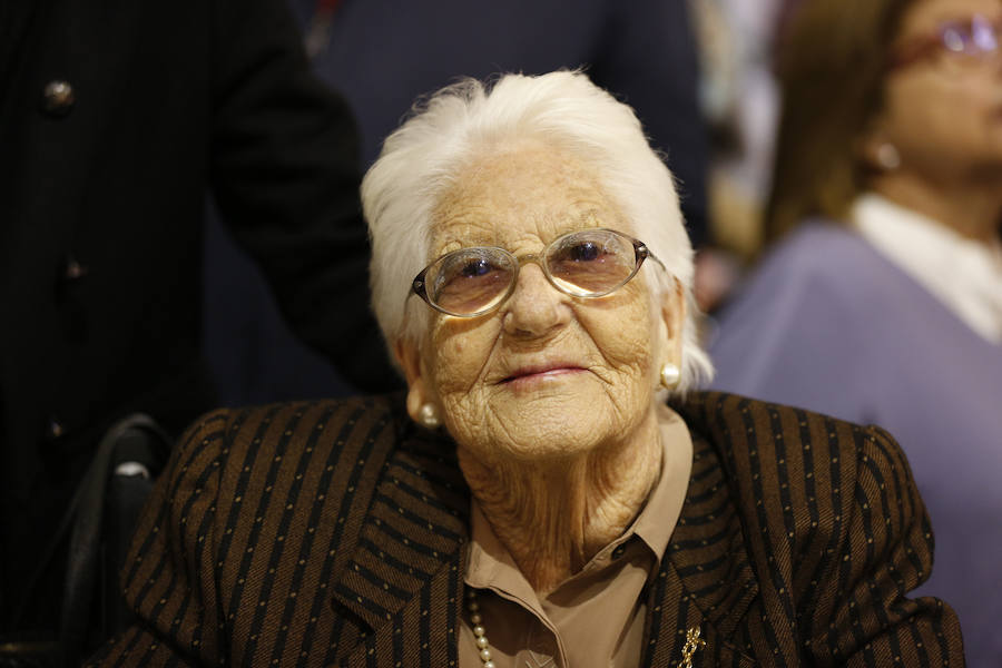 Una veintena de valencianos centenarios han acudido al Ayuntamiento para recibir un homenaje por haber alcanzado esa edad. Arropados por familiares y gracias a su apoyo, estos 21 vecinos de la ciudad han podido subir hasta el Salón de Cristal, para asistir al acto enmarcado en la Semana del Mayor de Valencia. 