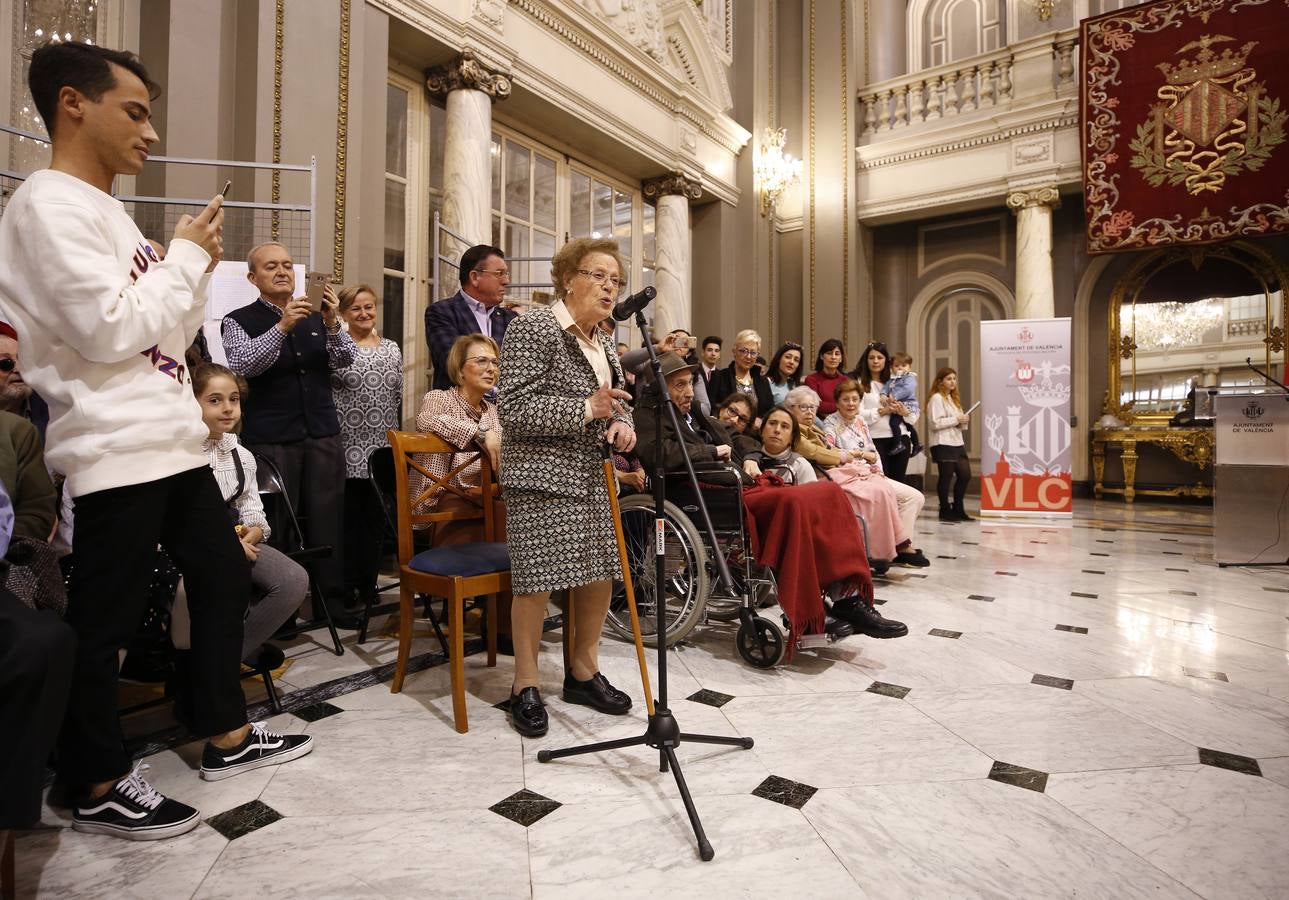 Una veintena de valencianos centenarios han acudido al Ayuntamiento para recibir un homenaje por haber alcanzado esa edad. Arropados por familiares y gracias a su apoyo, estos 21 vecinos de la ciudad han podido subir hasta el Salón de Cristal, para asistir al acto enmarcado en la Semana del Mayor de Valencia. 