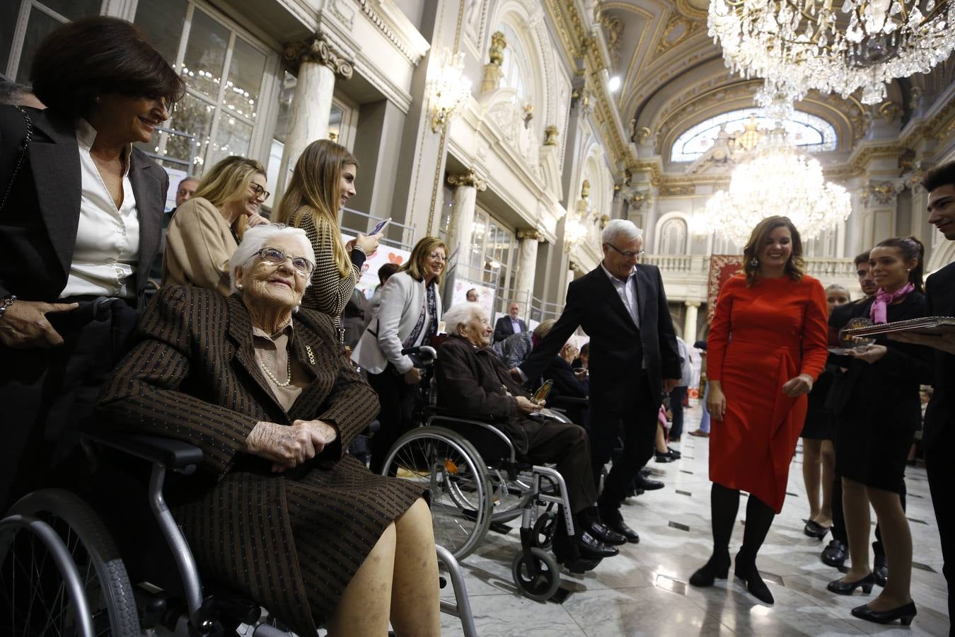 Una veintena de valencianos centenarios han acudido al Ayuntamiento para recibir un homenaje por haber alcanzado esa edad. Arropados por familiares y gracias a su apoyo, estos 21 vecinos de la ciudad han podido subir hasta el Salón de Cristal, para asistir al acto enmarcado en la Semana del Mayor de Valencia. 