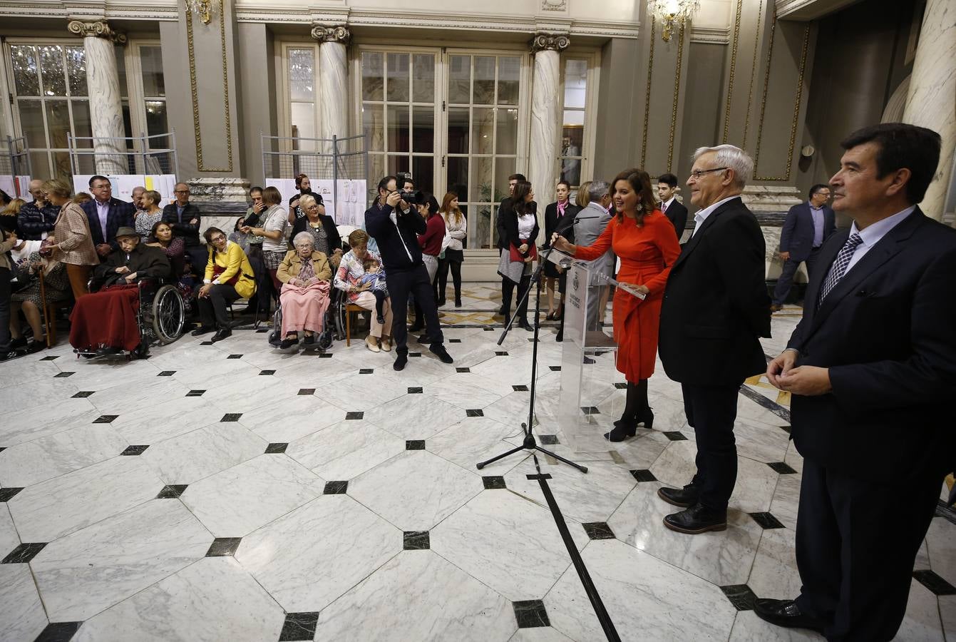 Una veintena de valencianos centenarios han acudido al Ayuntamiento para recibir un homenaje por haber alcanzado esa edad. Arropados por familiares y gracias a su apoyo, estos 21 vecinos de la ciudad han podido subir hasta el Salón de Cristal, para asistir al acto enmarcado en la Semana del Mayor de Valencia. 