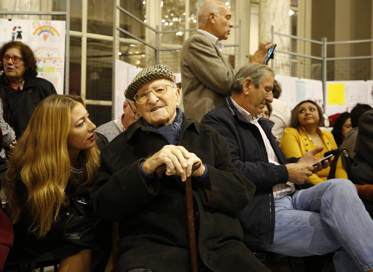 Una veintena de valencianos centenarios han acudido al Ayuntamiento para recibir un homenaje por haber alcanzado esa edad. Arropados por familiares y gracias a su apoyo, estos 21 vecinos de la ciudad han podido subir hasta el Salón de Cristal, para asistir al acto enmarcado en la Semana del Mayor de Valencia. 