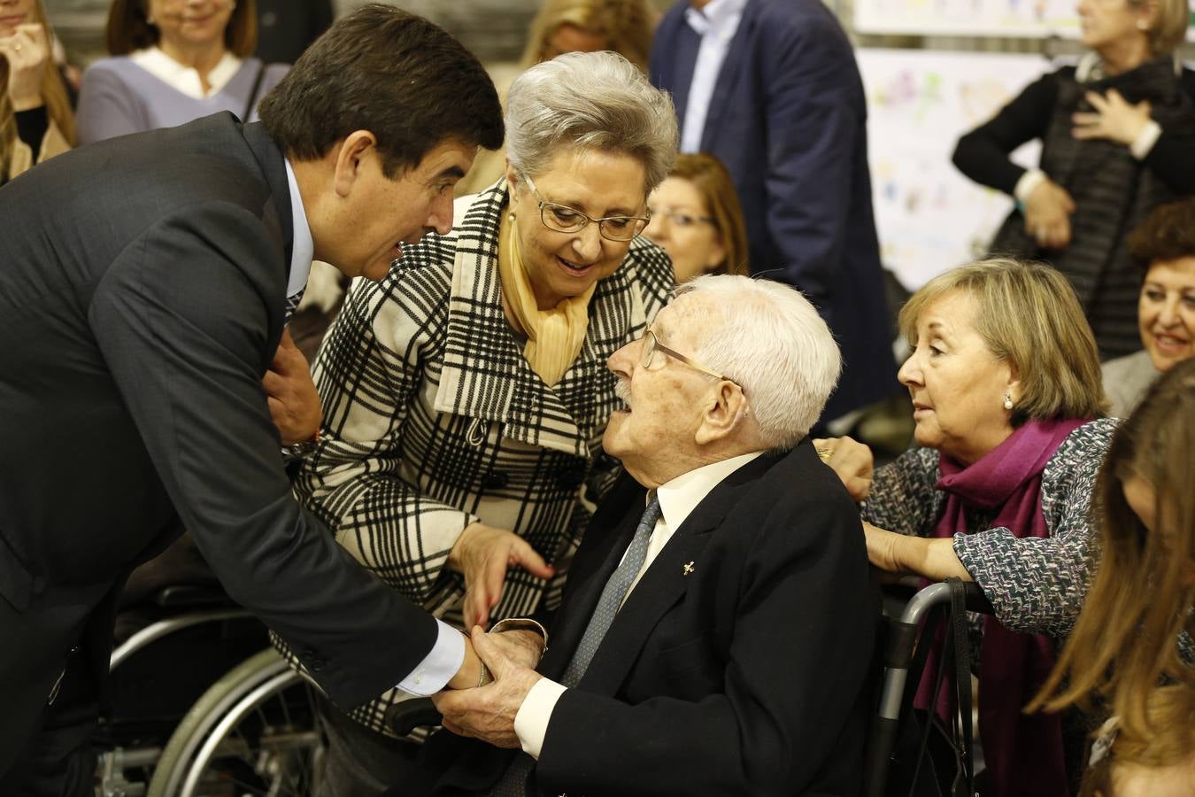 Una veintena de valencianos centenarios han acudido al Ayuntamiento para recibir un homenaje por haber alcanzado esa edad. Arropados por familiares y gracias a su apoyo, estos 21 vecinos de la ciudad han podido subir hasta el Salón de Cristal, para asistir al acto enmarcado en la Semana del Mayor de Valencia. 
