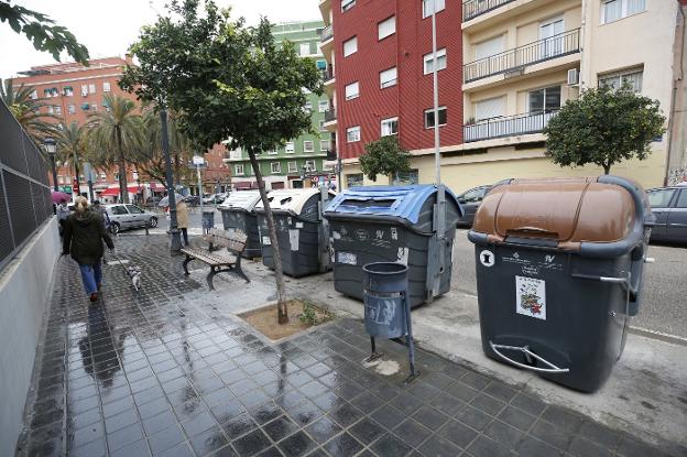 Plaza Arturo Piera, donde se ya instalado ya el contenedor marrón. 