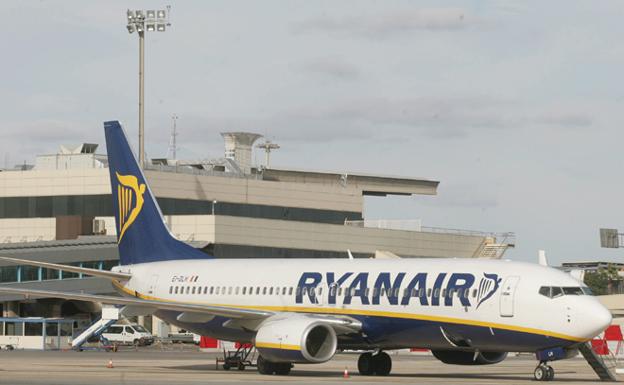 Un avión de Ryanair en el aeropuerto de Valencia, en una imagen de archivo.