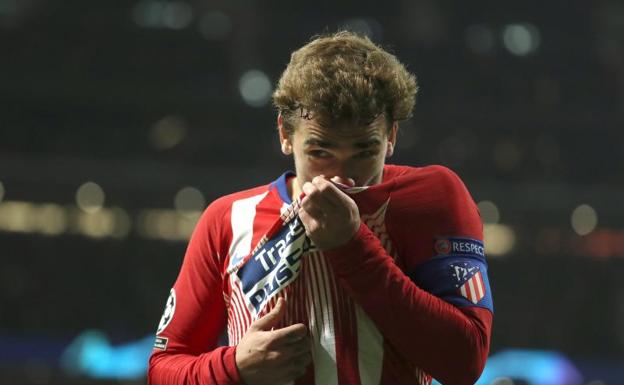 Griezmann se besa el escudo tras marcar el segundo gol del Atlético. 