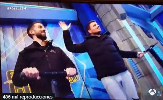 Momento de 'El Hormiguero' en el que David Broncano y Dani Martín aparecen de imprevisto. 