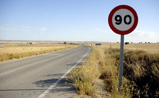 Una carretera convencional en un tramo limitado a 90 km/h de velocidad máxima.