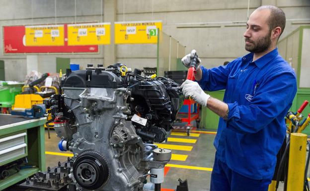 Un trabajador de Ford Almussafes en la planta de motores de la factoría. 