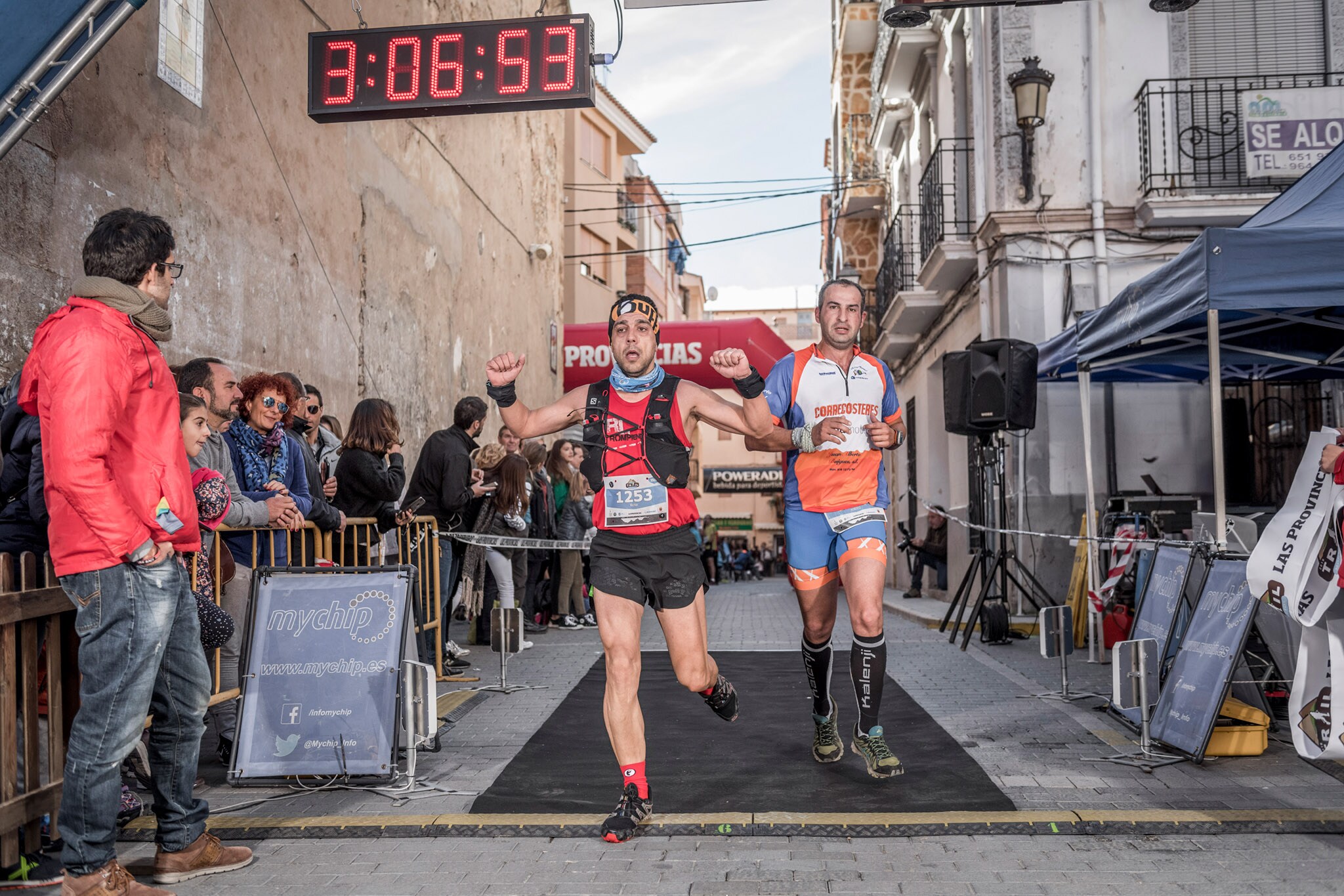 Galería de fotos de la llegada a meta de la carrera de 15 kilómetros del Trail de Montanejos 2018