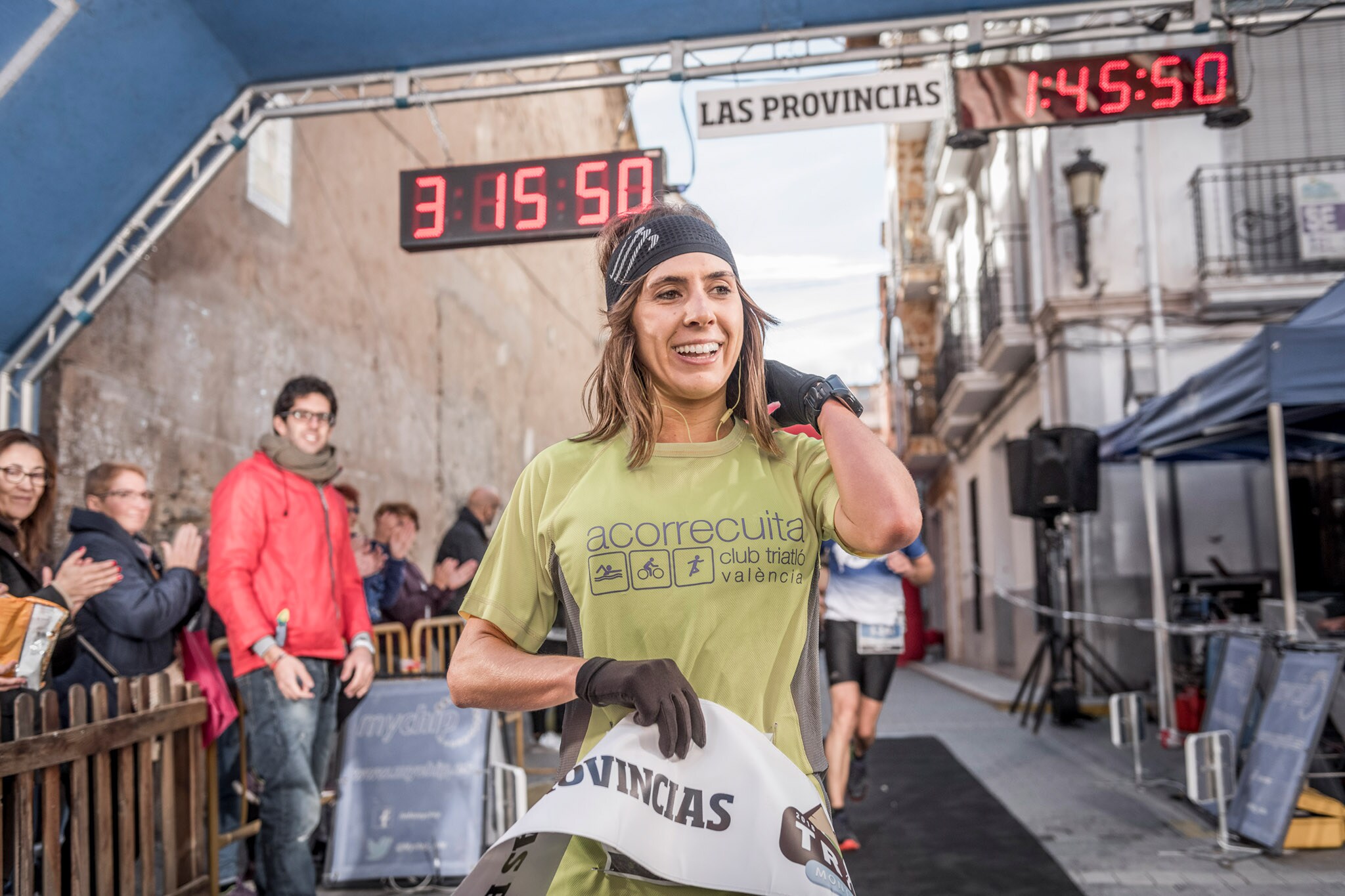 Galería de fotos de la llegada a meta de la carrera de 15 kilómetros del Trail de Montanejos 2018