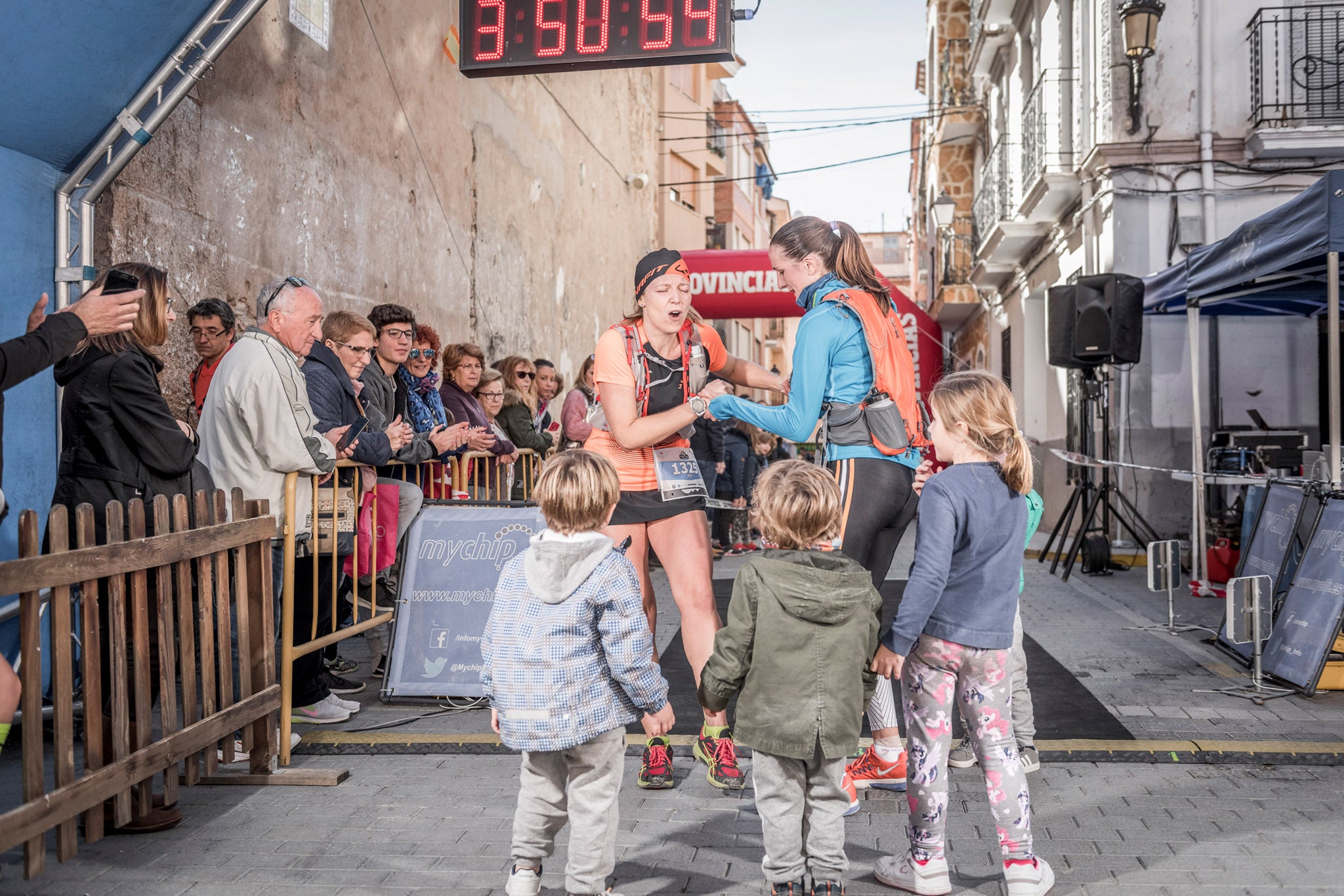 Galería de fotos de la llegada a meta de la carrera de 15 kilómetros del Trail de Montanejos 2018