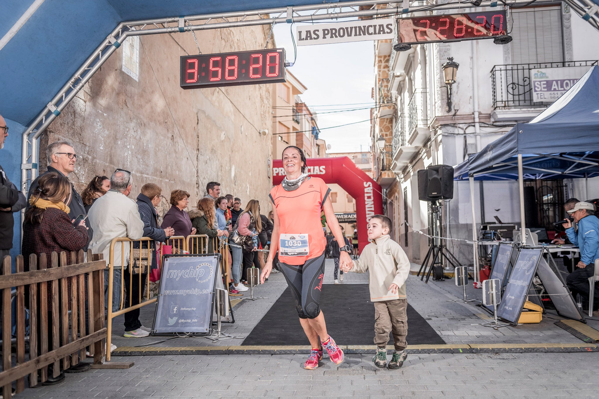 Galería de fotos de la llegada a meta de la carrera de 15 kilómetros del Trail de Montanejos 2018