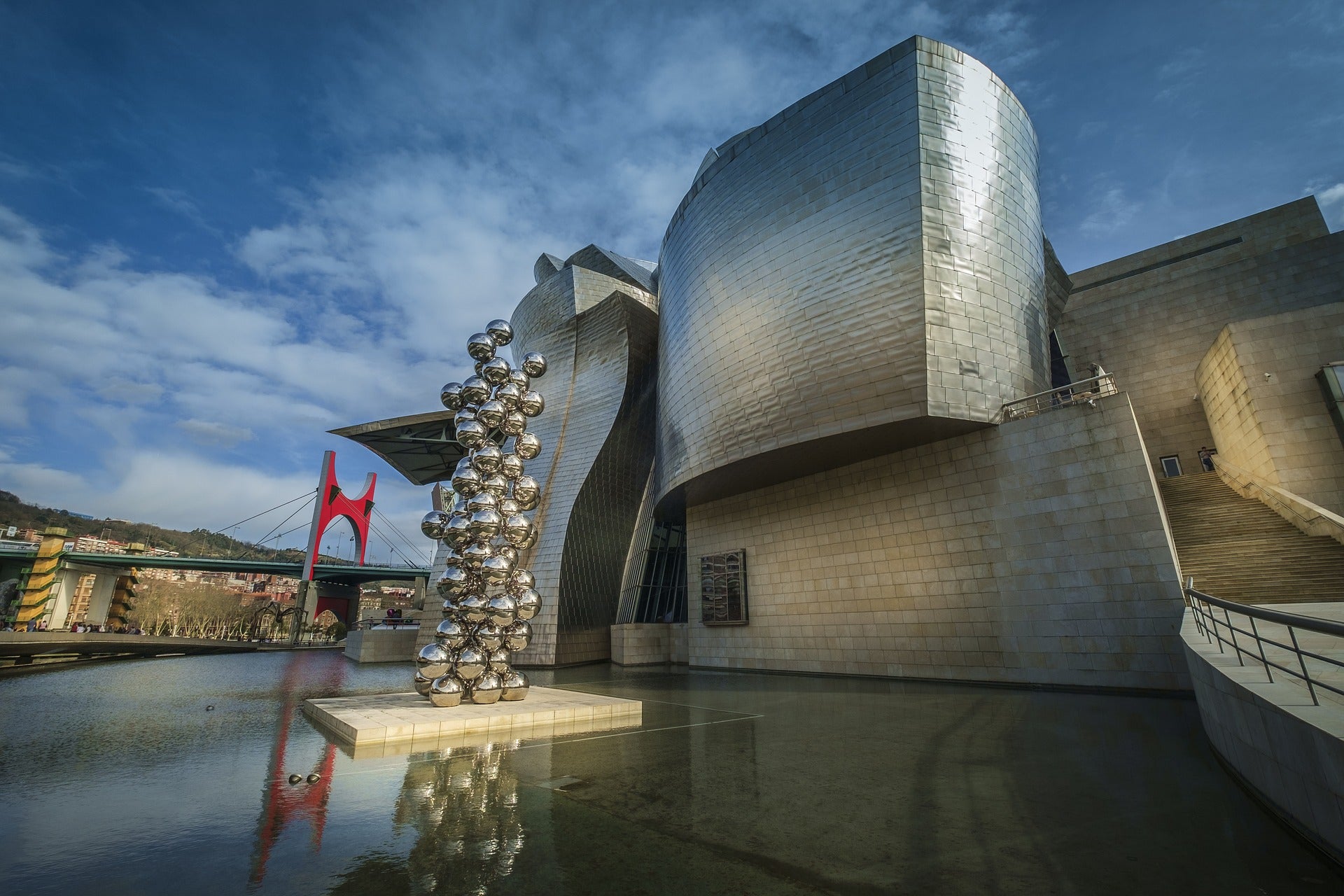 3. El Museo Guggenheim, en Bilbao. (103.875 menciones). El Guggenheim se ha convertido en todo un símbolo de Bilbao y su espíritu vanguardista. El museo acoge cada año alrededor de un millón de visitantes de todo el mundo.