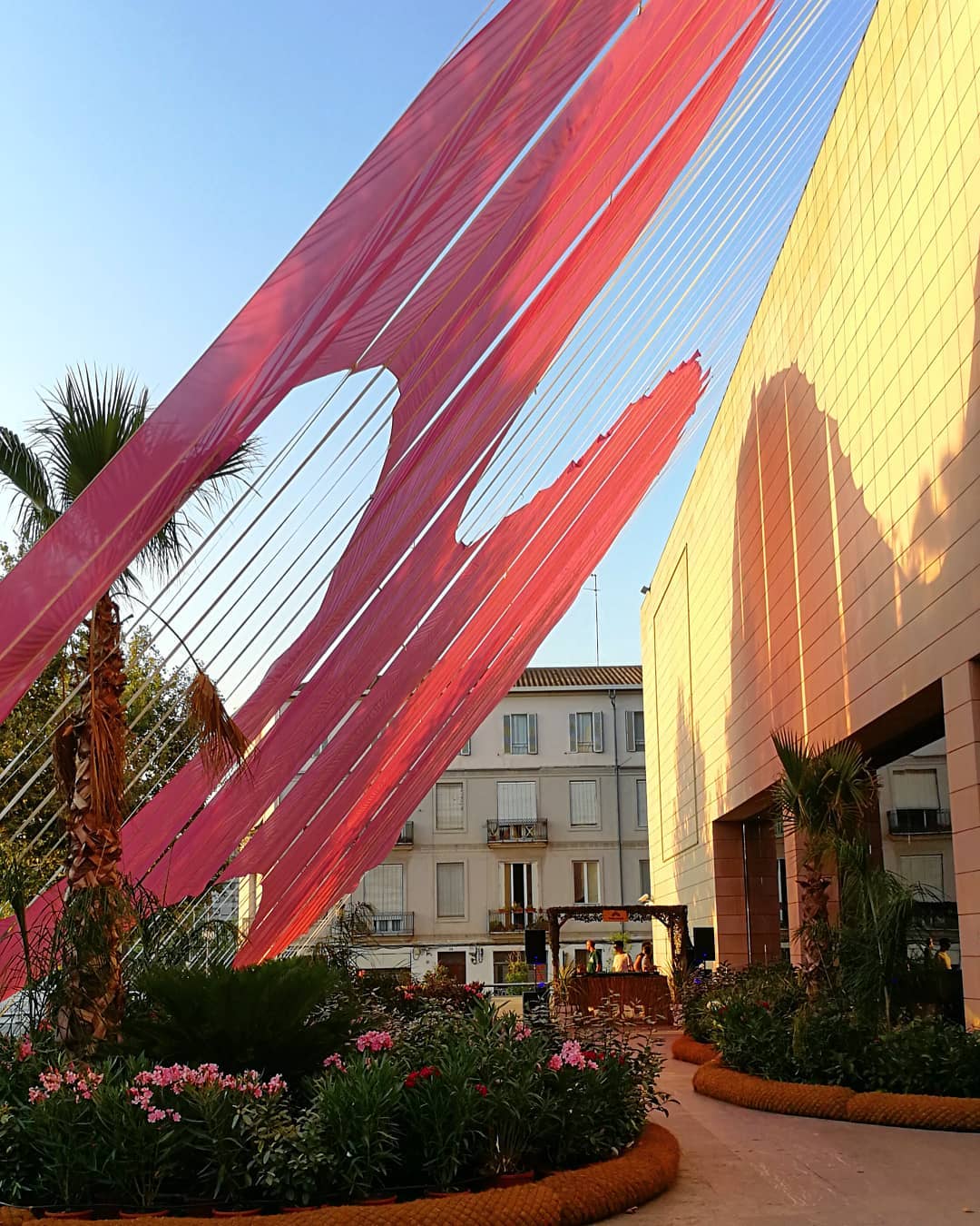 8. L' Institut Valencià d’Art Modern, en Valencia. (13.382 menciones). El IVAM es el único centro valenciano que se encuentra en la lista. Recientemente se conoció que el portal de arte internacional www.artfacts.net ha colocado al IVAM en el puesto 36 de las 100 instituciones culturales más destacadas del mundo, situándolo en segunda posición en España, por detrás del Museo Reina Sofía.