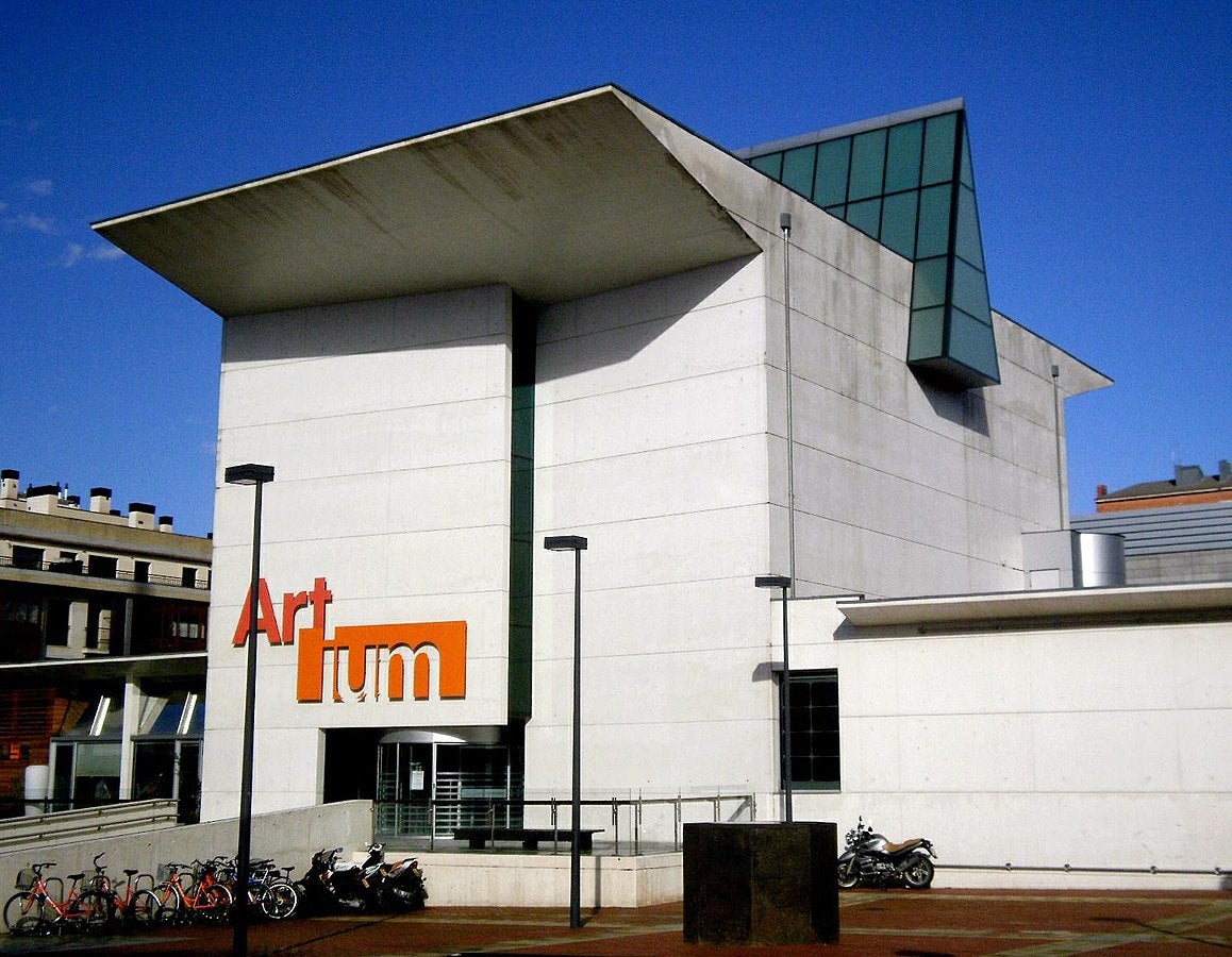 9. El Artium, Museo Vasco de Arte Contemporáneo, en Vitoria-Gasteiz. Este centro especializado en el arte y la cultura contemporánea ubicado en la capital del País Vasco cuenta con 10.736 menciones. El peculiar edificio del museo, inaugurado en 2002 y diseñado por José Luis Catón, recibe el nombre de museo-bodega, ya que tres cuartas partes de la construcción se encuentran bajo la tierra.