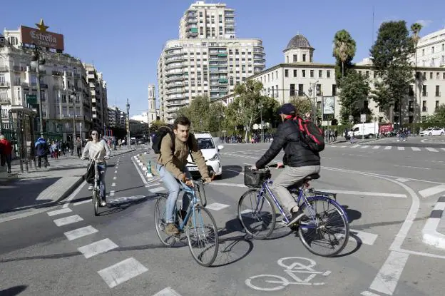 Usuarios del anillo ciclista, ayer en la calle Xàtiva. 
