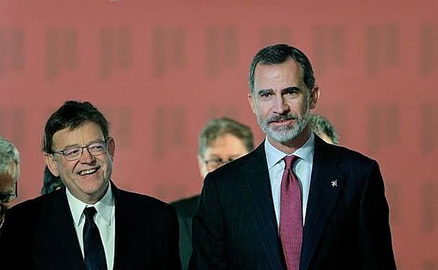 El Rey Felipe VI acompañado del presidente de la Generalitat, Ximo Puig en el acto de entrega de la trigésima edición de los Premios Jaime I. 