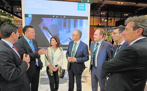 La directora general de Caixa Rural Burriana, Isabel Ferrer y el director general de Caixa RuralVila-real, Manuel Cubertorer, junto a otros directivos del Grupo Cajamar. 