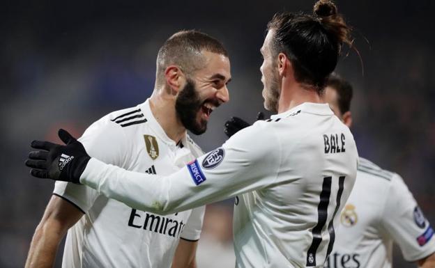 Benzema celebra con Bale el tercer gol del Real Madrid. 